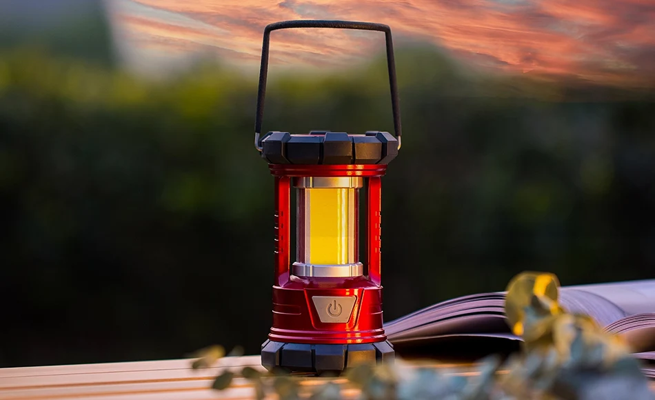 What are the characteristics of a good camping lamp?